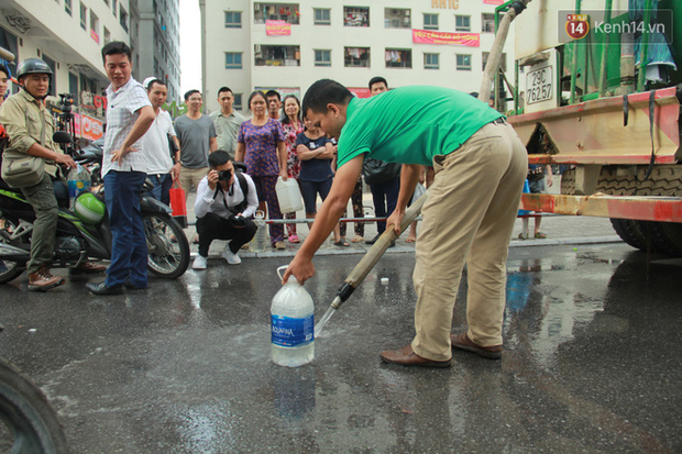 Hà Nội: Nước cung cấp miễn phí cho người dân có mùi tanh, màu đục hơn nước sạch thông thường - Ảnh 4.