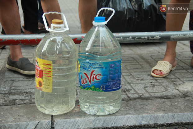 Hà Nội: Nước cung cấp miễn phí cho người dân có mùi tanh, màu đục hơn nước sạch thông thường - Ảnh 5.