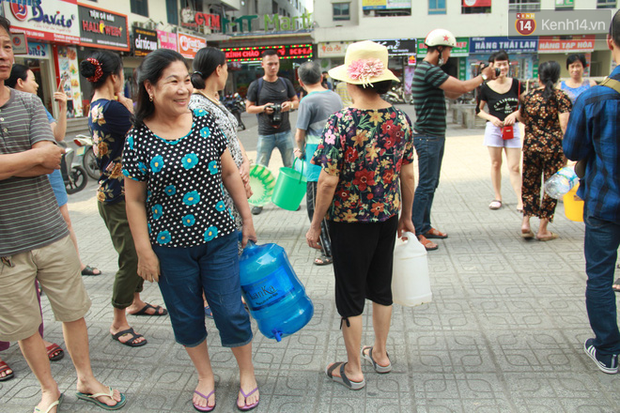 Hà Nội: Nước cung cấp miễn phí cho người dân có mùi tanh, màu đục hơn nước sạch thông thường - Ảnh 8.