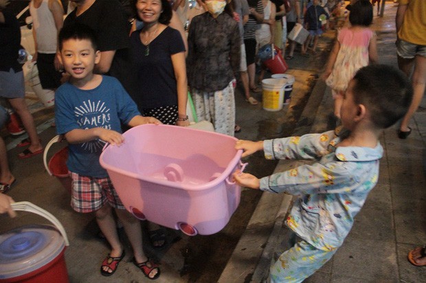 Hi hữu thiếu nước sạch ở Hà Nội: Người dân múc nước bể bơi về dùng, rồng rắn xếp hàng như thời bao cấp - Ảnh 4.