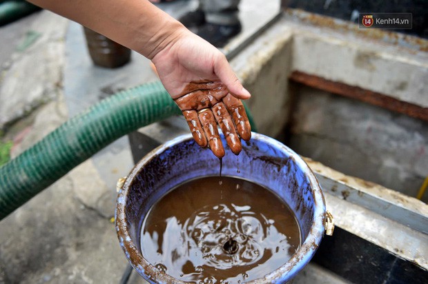 Ảnh: Dầu lắng cặn, bốc mùi nồng nặc khi thau bể nước tại khu đô thị Hà Nội sau sự cố ô nhiễm nước sông Đà - Ảnh 11.