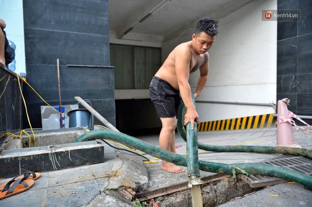 Ảnh: Dầu lắng cặn, bốc mùi nồng nặc khi thau bể nước tại khu đô thị Hà Nội sau sự cố ô nhiễm nước sông Đà - Ảnh 13.