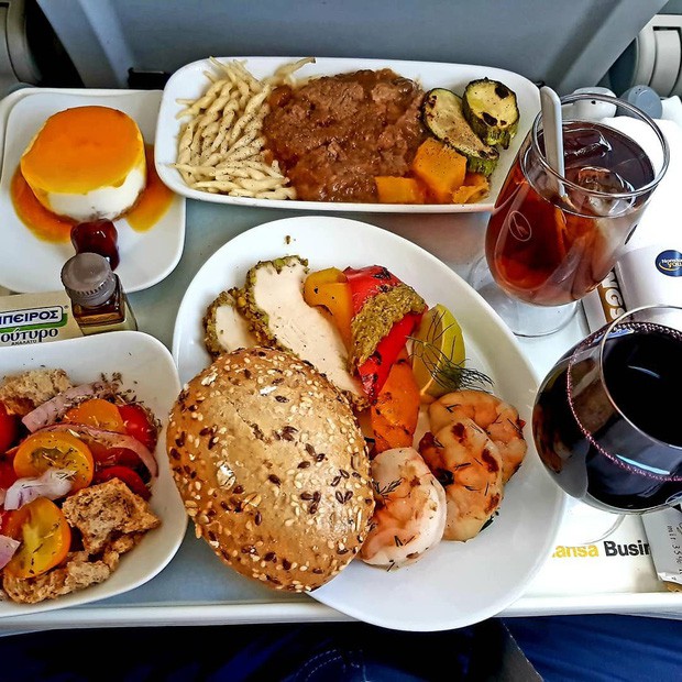 Suất ăn hạng nhất của 15 hãng hàng không này sẽ làm thay đổi quan niệm của bạn về chuyện ăn uống trên máy bay - Ảnh 29.