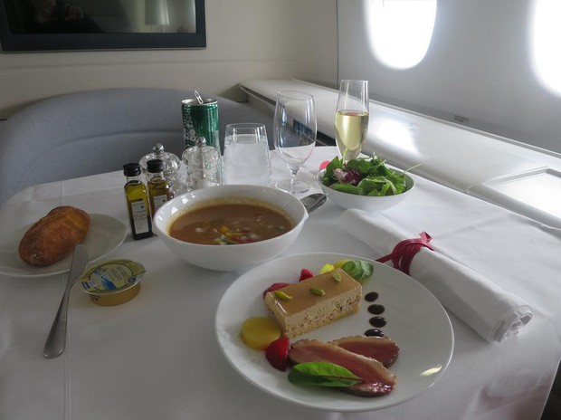 Suất ăn hạng nhất của 15 hãng hàng không này sẽ làm thay đổi quan niệm của bạn về chuyện ăn uống trên máy bay - Ảnh 5.