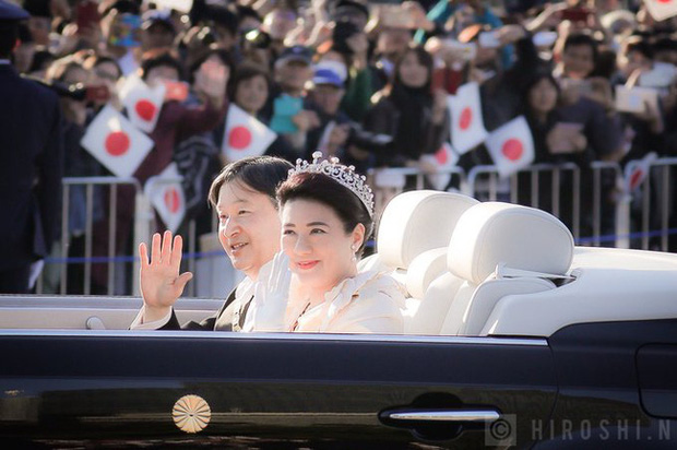 Vợ chồng Nhật hoàng Naruhito diễu hành ra mắt dân chúng, Hoàng hậu Masako gây choáng ngợp với vẻ đẹp rạng rỡ hệt như ngày đầu làm dâu hoàng gia - Ảnh 6.