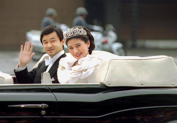 Vợ chồng Nhật hoàng Naruhito diễu hành ra mắt dân chúng, Hoàng hậu Masako gây choáng ngợp với vẻ đẹp rạng rỡ hệt như ngày đầu làm dâu hoàng gia - Ảnh 7.