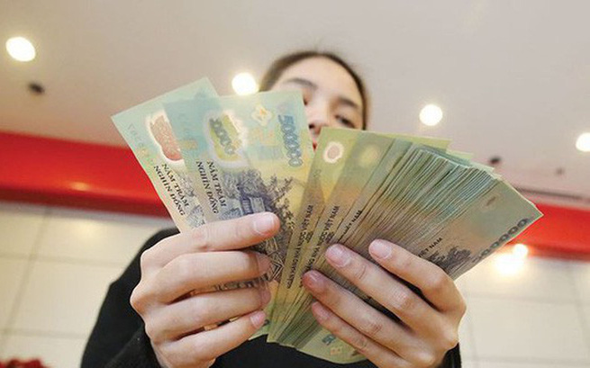 Lãi suất hạ đột ngột, nhân viên ngân hàng...sốc, "đỡ không kịp"