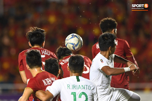 Thành Chung đánh đầu ngược, ghi bàn thắng quý như vàng cho U22 Việt Nam - Ảnh 2.