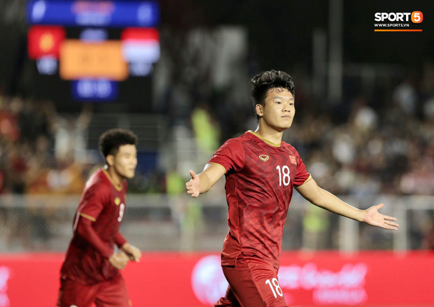 Thành Chung đánh đầu ngược, ghi bàn thắng quý như vàng cho U22 Việt Nam - Ảnh 4.