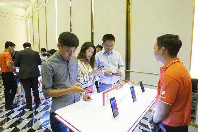 Cú sập của Huawei, smartphone giá rẻ 3 triệu được thời bùng nổ - Ảnh 2.