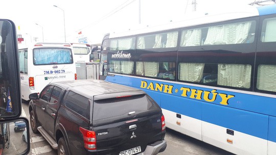 Trạm thu phí BOT Ninh Lộc trên Quốc lộ 1 tê liệt vì tài xế dừng xe - Ảnh 1.