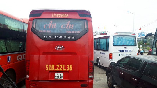 Trạm thu phí BOT Ninh Lộc trên Quốc lộ 1 tê liệt vì tài xế dừng xe - Ảnh 3.