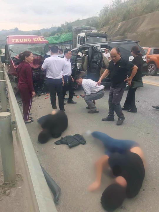  2 ô tô tông nhau kinh hoàng trên cao tốc Nội Bài-Lào Cai, 9 người bị thương  - Ảnh 1.