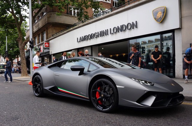 Lời trần tình của nhân viên bán Lamborghini: Đừng đuổi một cậu bé 19 tuổi ra khỏi showroom - Ảnh 2.