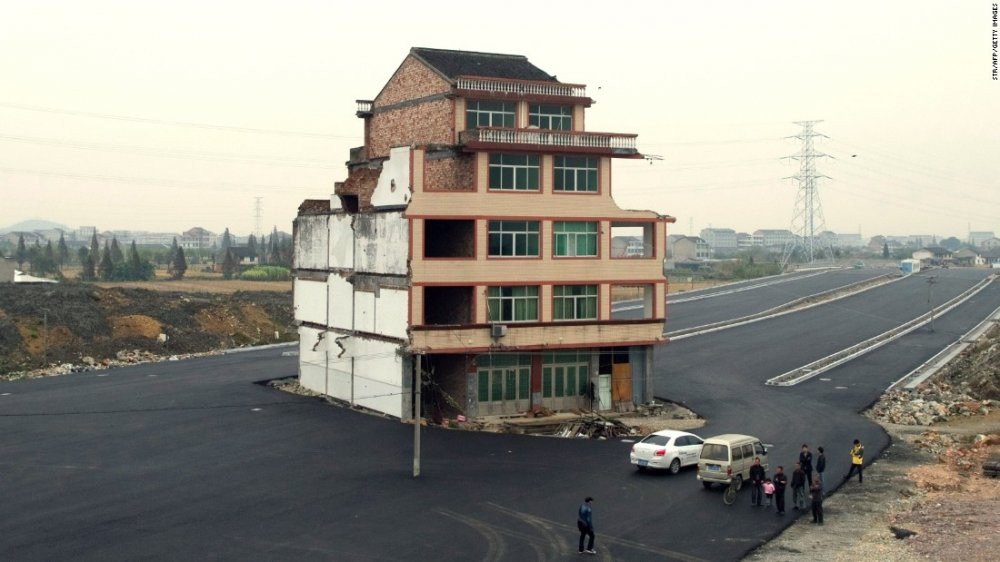 Trung Quốc: Kỳ lạ những ngôi nhà \'4 mặt tiền\' lọt thỏm giữa cao tốc