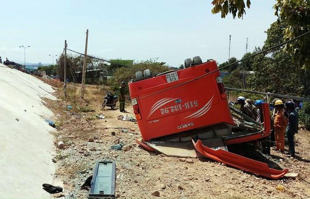 Hiện trường thảm khốc vụ xe chở du khách nước ngoài lao xuống vực ở Bình Thuận - Ảnh 12.