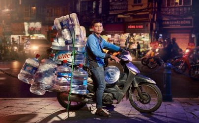 Xuất hiện trên báo nước ngoài, Hà Nội được mệnh danh là thành phố của những chiếc xe máy - Ảnh 6.
