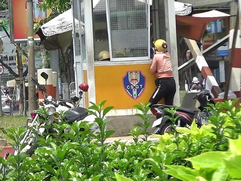 Điều tra: Cận cảnh ‘cò’ dẫn xe qua chốt CSGT