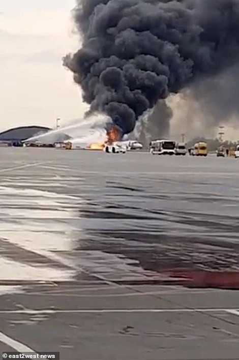 Hiện trường vụ cháy máy bay ở Nga, ít nhất 41 người thiệt mạng - Ảnh 11.