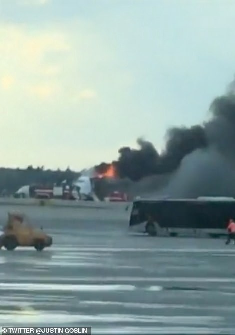 Hiện trường vụ cháy máy bay ở Nga, ít nhất 41 người thiệt mạng - Ảnh 15.