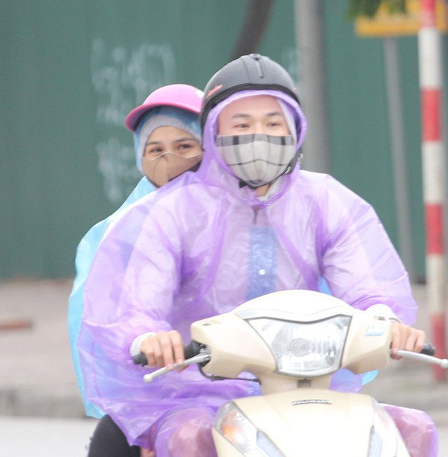  Thời tiết bất thường, người Hà Nội mặc áo phao giữa mùa hè - Ảnh 5.