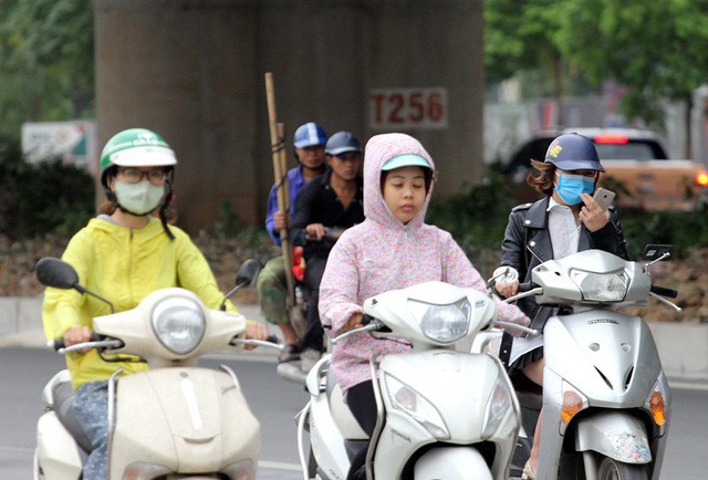  Thời tiết bất thường, người Hà Nội mặc áo phao giữa mùa hè - Ảnh 10.