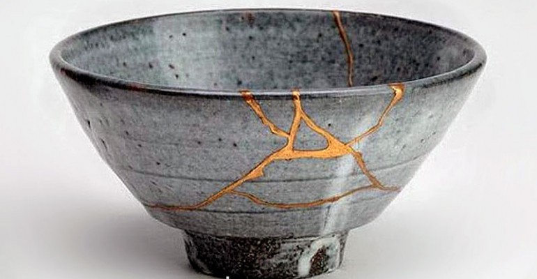 Kintsugi: Nghệ thuật dùng vàng ròng hàn gắn gốm vỡ và triết lý cuộc sống  tôn vinh vẻ đẹp từ những rạn nứt tâm hồn của người Nhật