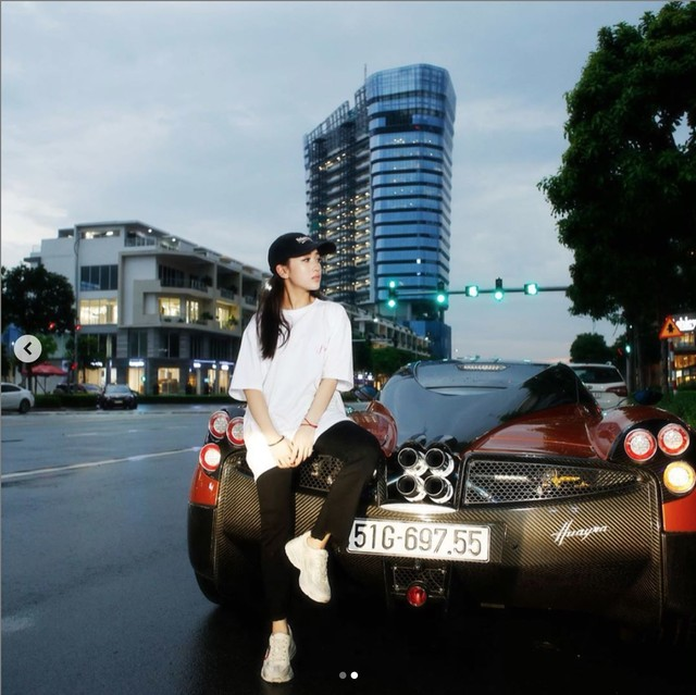 Con gái đầu doanh nhân Phạm Trần Nhật Minh khoe dàn đồ hiệu bên cạnh siêu xe Pagani Huayra đắt nhất Việt Nam - Ảnh 1.