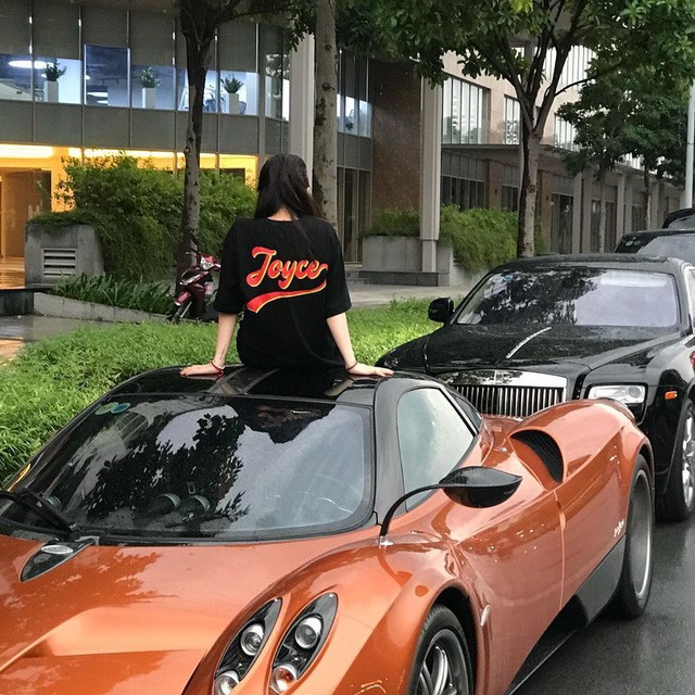 Con gái đầu doanh nhân Phạm Trần Nhật Minh khoe dàn đồ hiệu bên cạnh siêu xe Pagani Huayra đắt nhất Việt Nam - Ảnh 3.