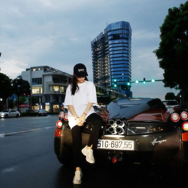 Con gái đầu doanh nhân Phạm Trần Nhật Minh khoe dàn đồ hiệu bên cạnh siêu xe Pagani Huayra đắt nhất Việt Nam - Ảnh 4.