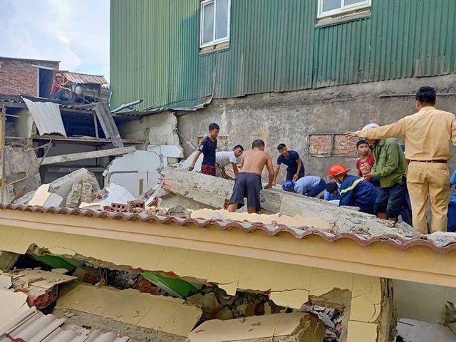 Hiện trường vụ sập nhà tại Hà Tĩnh vùi lấp người bên trong - Ảnh 1.