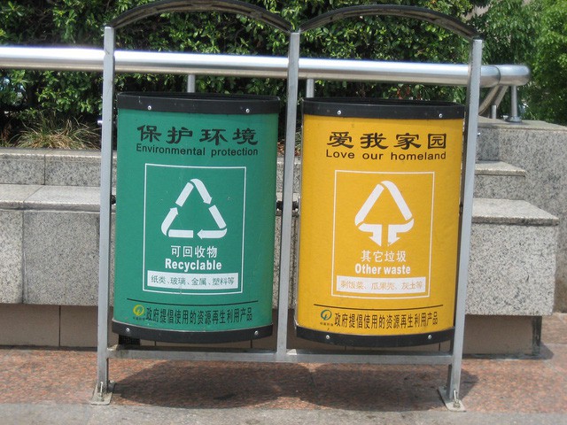 Ở Trung Quốc, đi đổ rác cũng bị nhận diện khuôn mặt: Phân loại sai hay vứt rác không đúng chỗ sẽ bị phạt nặng và giảm điểm tín nhiệm xã hội - Ảnh 1.