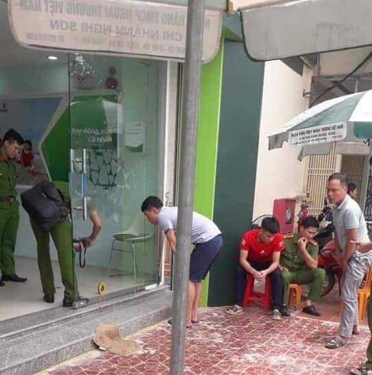 Nóng: Truy bắt kẻ bịt mặt, nổ súng cướp ngân hàng ở Thanh Hóa - Ảnh 2.