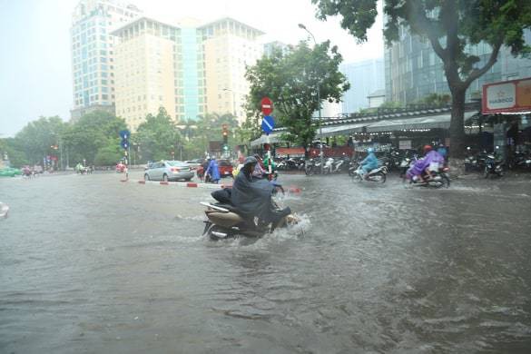 Hà Nội vừa mưa to, nhiều tuyến đường ngập sâu - Ảnh 3.
