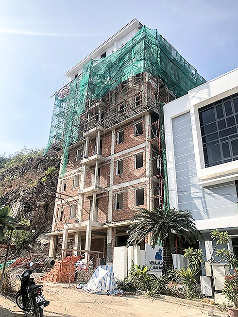 Cắt ngọn hàng chục biệt thự xây trái phép ở Nha Trang - Ảnh 2.