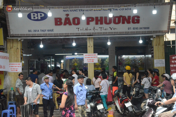 Ảnh, clip: Người dân Hà Nội đội mưa, xếp hàng dài cả tuyến phố để chờ mua bánh Trung thu Bảo Phương - Ảnh 1.