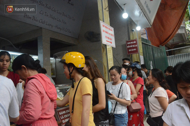 Ảnh, clip: Người dân Hà Nội đội mưa, xếp hàng dài cả tuyến phố để chờ mua bánh Trung thu Bảo Phương - Ảnh 2.