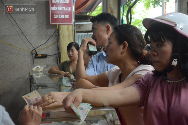 Ảnh, clip: Người dân Hà Nội đội mưa, xếp hàng dài cả tuyến phố để chờ mua bánh Trung thu Bảo Phương - Ảnh 8.