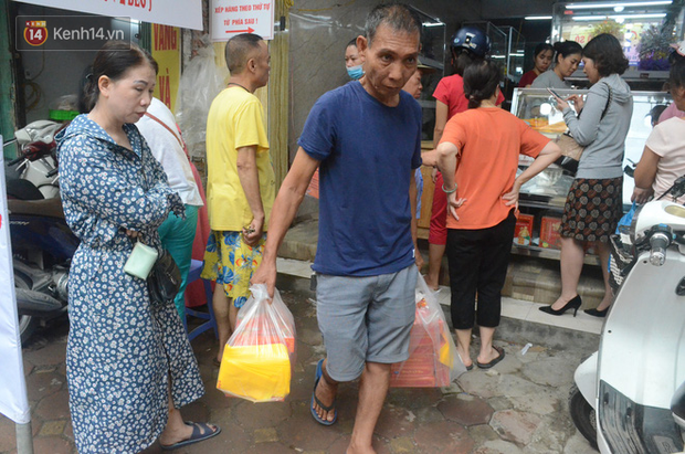 Ảnh, clip: Người dân Hà Nội đội mưa, xếp hàng dài cả tuyến phố để chờ mua bánh Trung thu Bảo Phương - Ảnh 10.
