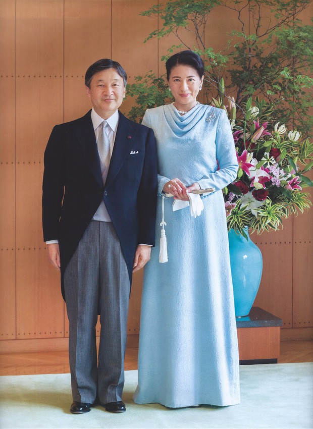 Vừa công bố ảnh lịch của năm, Hoàng hậu Nhật Bản đã gây sốt với vẻ đẹp vượt thời gian, mặc lại đồ cũ 22 năm vẫn thần thái ngút ngàn - Ảnh 2.