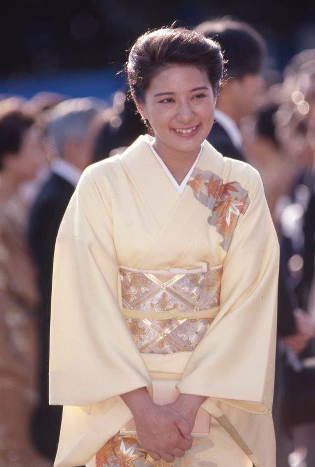 Vừa công bố ảnh lịch của năm, Hoàng hậu Nhật Bản đã gây sốt với vẻ đẹp vượt thời gian, mặc lại đồ cũ 22 năm vẫn thần thái ngút ngàn - Ảnh 5.