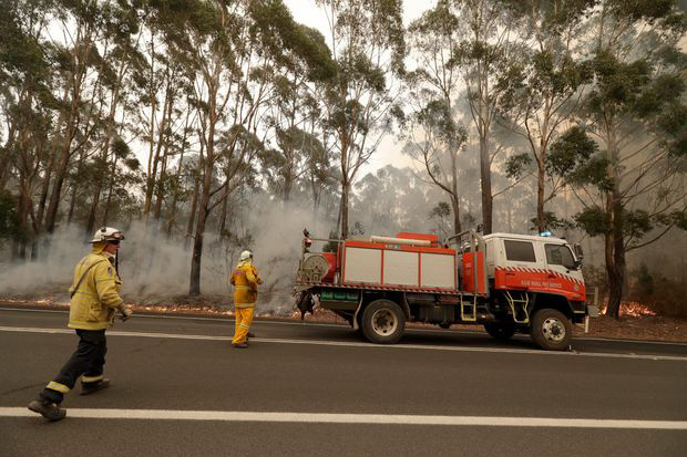 Cháy rừng ở Úc nóng đến nỗi tạo ra cả sấm và chớp giật đùng đùng - Ảnh 2.