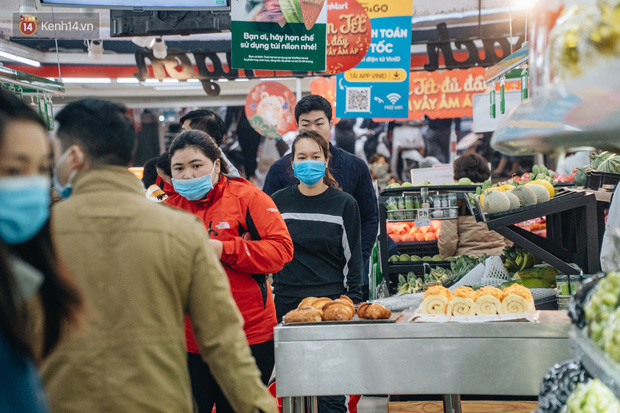 Cập nhật giá rau tăng vọt sau Tết, người Hà Nội đổ xô đi mua thực phẩm dự trữ giữa nạn dịch virus Corona - Ảnh 1.