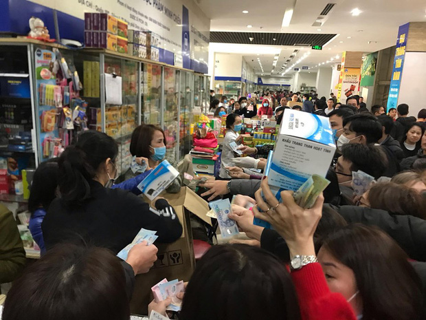  Sau 1 đêm, chợ thuốc lớn nhất Hà Nội đồng loạt đặt biển không bán khẩu trang, miễn hỏi - Ảnh 1.