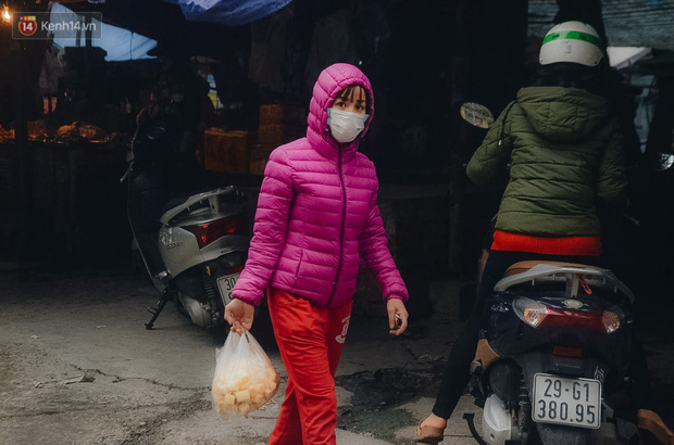 Cập nhật giá rau tăng vọt sau Tết, người Hà Nội đổ xô đi mua thực phẩm dự trữ giữa nạn dịch virus Corona - Ảnh 13.