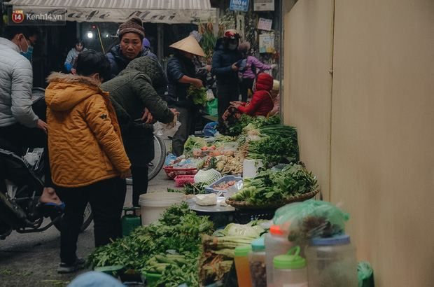 Cập nhật giá rau tăng vọt sau Tết, người Hà Nội đổ xô đi mua thực phẩm dự trữ giữa nạn dịch virus Corona - Ảnh 33.
