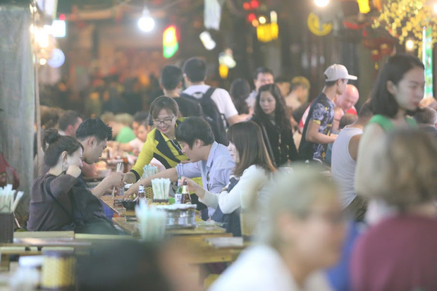 Người dân bắt đầu chủ quan giữa dịch Covid-19: phố Tạ Hiện vẫn đông đúc người ăn nhậu, nhân viên cafe không đeo khẩu trang - Ảnh 4.