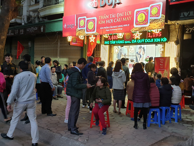  Ngày vía Thần Tài, tiệm vàng vắng tanh, khách đeo khẩu trang kín mít  - Ảnh 14.