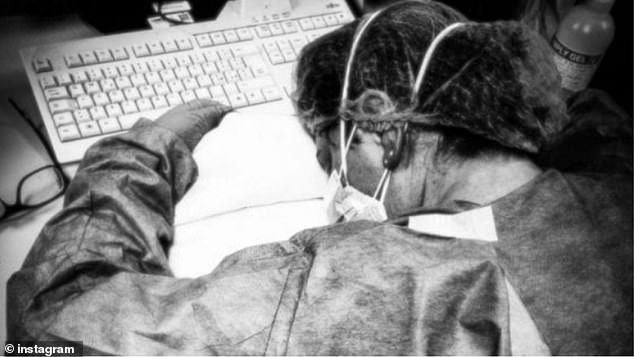 Thảm cảnh với y bác sĩ Vũ Hán tái diễn ở Italy: Nhân viên y tế tím mặt vì đeo khẩu trang, ngủ gục trên bàn vì kiệt sức - Ảnh 2.