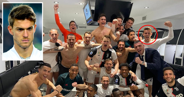 CLB Juventus xác nhận: Đồng đội của Cristiano Ronaldo nhiễm Covid-19, dù 3 ngày trước vẫn tưng bừng chụp ảnh cùng toàn đội  - Ảnh 2.